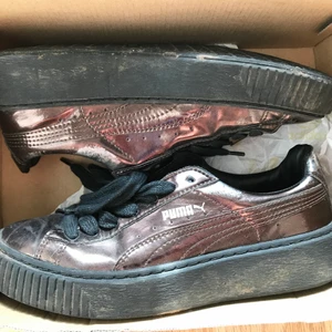 Puma sneakers storlek 38,5 - Ett par Puma sneakers i brons , storlek 38,5
