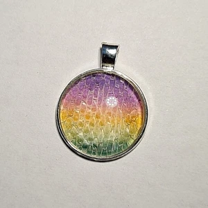 Berlock gjort på ormskinn, majsorm  - Historia, ömsat ormskinn bevarat i smycken!  På Tales Of Scales görs smycken på ömsat skin, i detta fallet från en majsorm! Checka in @tales.of.scales.swe på instagram för törre utbud. Btw. Frakten är 15kr, ej 39kr som Plick säger :)