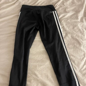 tajta träningsbyxor Adidas  -  Älskar dessa byxor förut men använder inte längre 