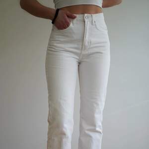 Supersnygga vita raka jeans i en lite kortare modell, från weekday. Använda en gång så är som nya! 