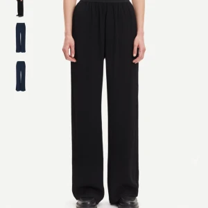 Byxor samsøe samsøe  - Svarta byxor från samsøe samsøe i strl XS. De är i väldigt fint skick och säljer då tyvärr har blivit för korta. De två första bilderna är från deras hemsida och den sista är min. 