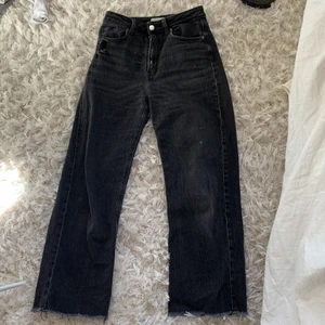 Svarta H&M jeans - Byxorna är strl 36, är 1,59 och byxorna är lite korta. Lite stora i midjan men dom sitter ändå helt okej. Därför säljer ja domhär, snygga jeans men passar inte så bra på mig.