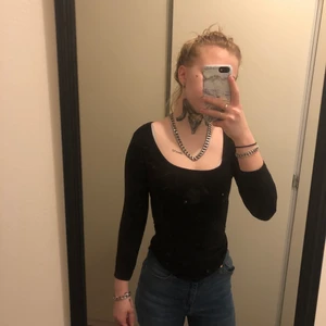 Urringad svart tröja  - En svart urringad svart tröja, nästan helt oanvänd. Storlek xs men funkar även som S