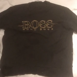 Hugo boss Tröja - Säljer min Hugo boss tröja använd 5 gånger bra skick inga problem. Just nu är det här den gamla modellen som man inte kan få tag på längre köpt för ett tag sen enligt mig är den väldigt fin✅❗️