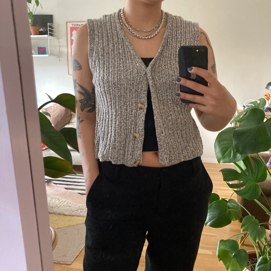 Stickad väst med knappar