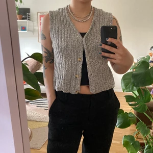 Stickad väst med knappar - Stickad väst med knappar. Storlek M men liten i storleken, skulle säga att den är en xs/s. Fint skick 💜