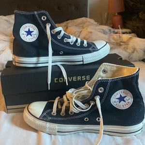 converse 40 - Helt oanvända svarta converse i storlek 40. säljer pågrund av att storleken inte passade. Låda finns kvar🤍 Om du vill att jag ska skicka paketet spårbart så går det att lösa. skriv om du har några undringar! 