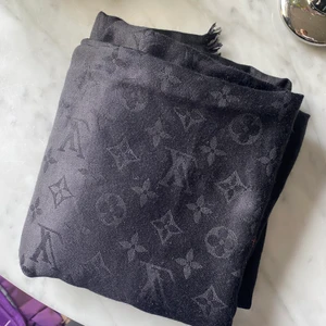 Äkta Louis Vuitton halsduk - Köpte denna på louis vuitton i Paris för några år sedan och använd varsamt, har massa andra så väljer att sälja denna nu. Köpt för 4500 kr 