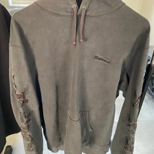 Supreme hoodie  - Supreme hoodie storlek XL - pris 1100kr , skick 9/10 nästan helt ny. Köpt på supremes hemsida. 