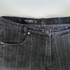 Svarta jeans med silverränder - Nej så snygga, älskar dem men har så många jeans hehe så säljer vidare. Köpt second hand och sitter supersnyggt😃🖤