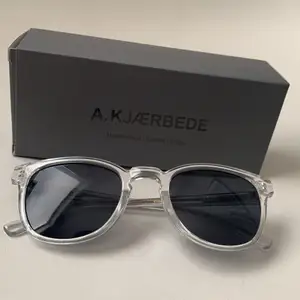 Säljer helt nya trendiga solglasögon inför sommarn från A.KJÆRBEDE skitsnygg modell! 