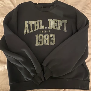 Sweatshirt  - Säljer min fina sweatshirt från Gina storlek L. Jag brukar ha S-M i sweatshirt men denna sitter perfekt. För fler bilder eller frågor så är det bara till att kontakta mig❤️