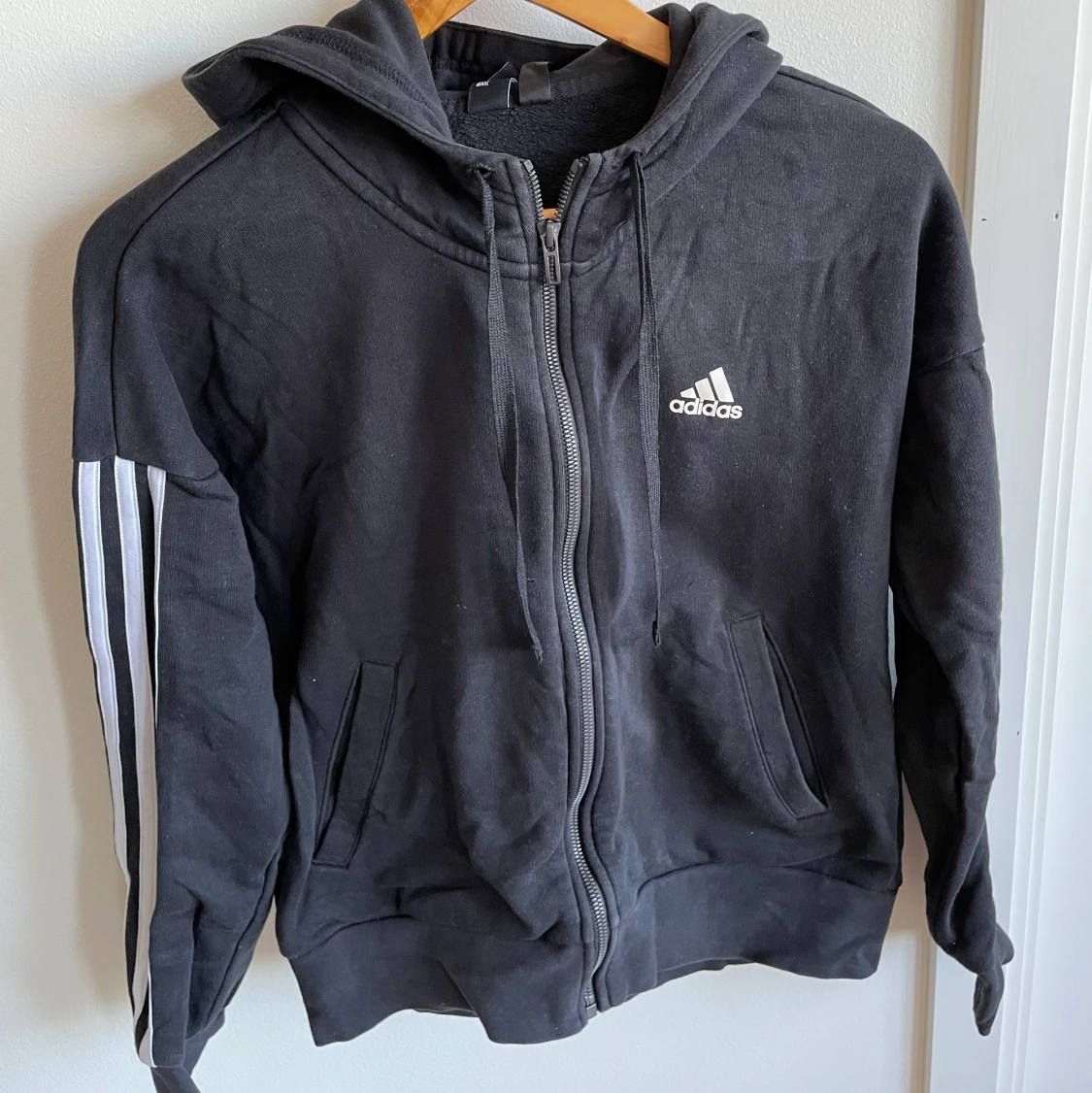 En adidas kofta med dragkedja 