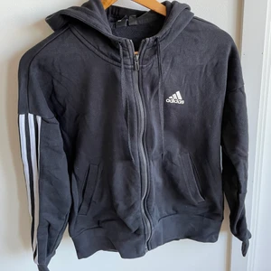 En adidas kofta med dragkedja  - En adidas kofta i Jättebra skick.