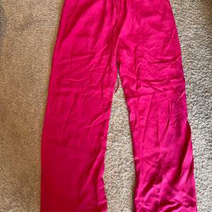 Säljer dessa rosa byxor  från Zara då jag inte använder de längre. Byxorna är i storlek M. De är en aning korta i benen så om man vill ha de långa i benen, skulle jag rekommendera dessa byxor till personer som är 172 och under. 