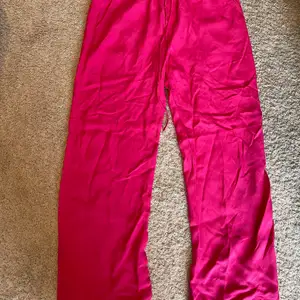 Säljer dessa rosa byxor  från Zara då jag inte använder de längre. Byxorna är i storlek M. De är en aning korta i benen så om man vill ha de långa i benen, skulle jag rekommendera dessa byxor till personer som är 172 och under. 