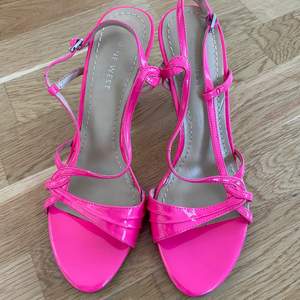 Rosa sandaler från Nine West, storlek 36. Klackhöjd ca 9cm. Använd fåtal gånger fint skick. Hämtas vid Kungsholmen eller Globen. Alt skickas mot porto