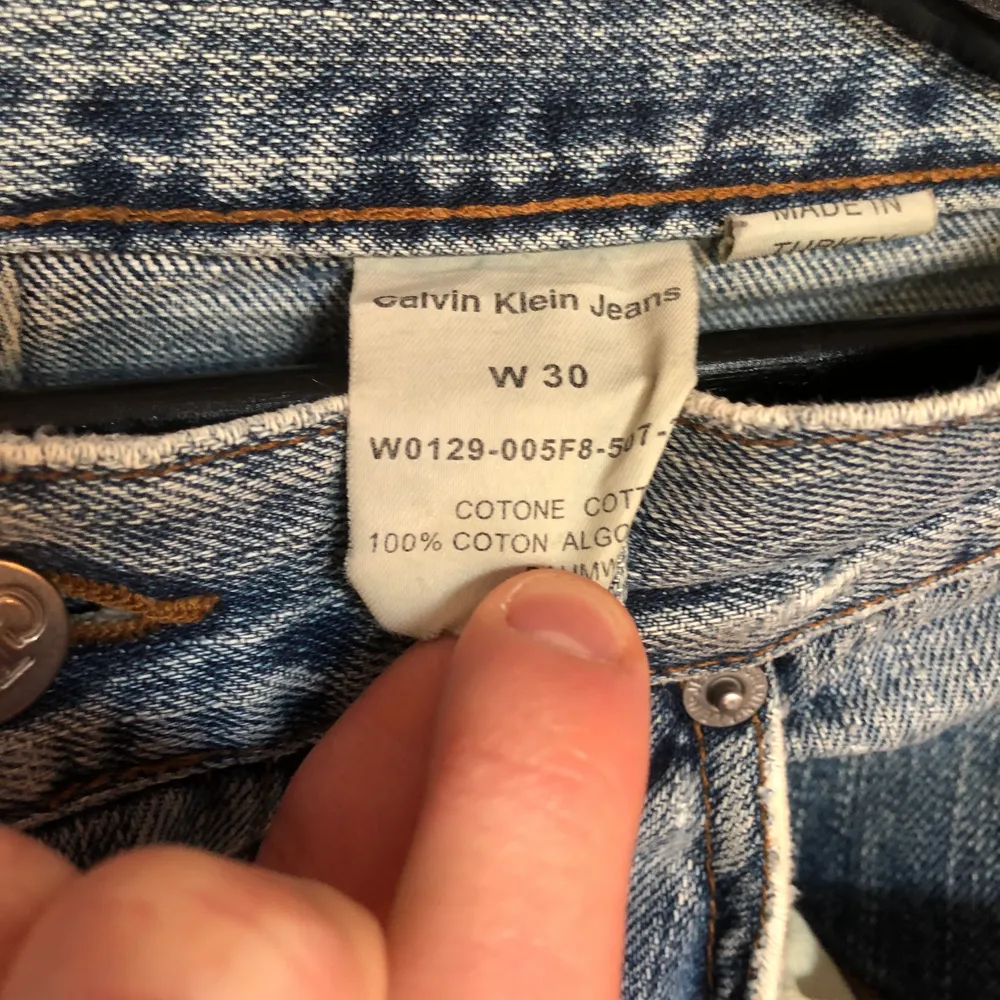 Vintage Calvin Klein bootcut jeans i ljusblå färg, skitsnygga men är för långa för mig så säljer dem. Storlek 29/32 (ish). . Jeans & Byxor.