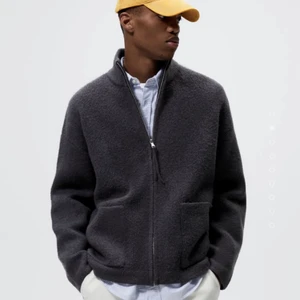 Stickad zip tröja  - Stickad zip tröja från Zara som är slutsåld, nypris 599kr! Storlek S/M💕 oanvänd med lapparna kvar! Säljer bara vid bra bud!