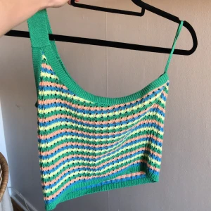 Stickat linne från stradivarius!! - Så himla fint!! använt 1 gång men tyvärr är det förstort runt bysten på mig. Så det glider ner, därav säljer jag!!