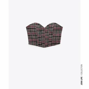 zara topp - Jag köpte denna zara corseten den 18 mars men jag glömde att lämna tillbaka den och när jag skulle det så var det runt påsk och zara hade stängt! jag vill helst byta mot något annat men jag kan sälja också! Lapparna och kvitto finns kvar!❤️❤️