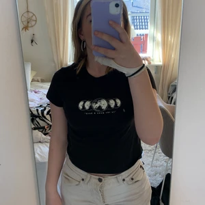 Kort T-shirt - T-shirt som är ganska kort men snygg, strl XS men passar folk med andra storlekar också, bra skick