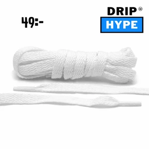 Vita sko snören! - 💫Vita Sko Snören💫  Fräscha upp dina skor med nya sko snören!💫  Pris - 49kr/par💵  Storlek - 140cm passar alla Jordan 1’s, Dunks och Airforce🤩  Intresserad? Tveka inte att höra av dig i DM!🙏🏼