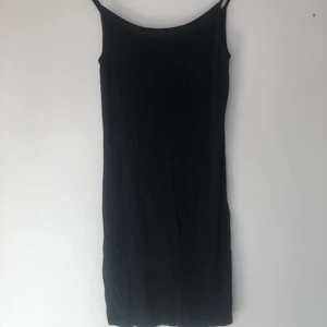 Svart basic klänning - Svart basic klänning. Tunt material så perfekt till sommaren. Storlek s men passar xs-m då den är stretchig.