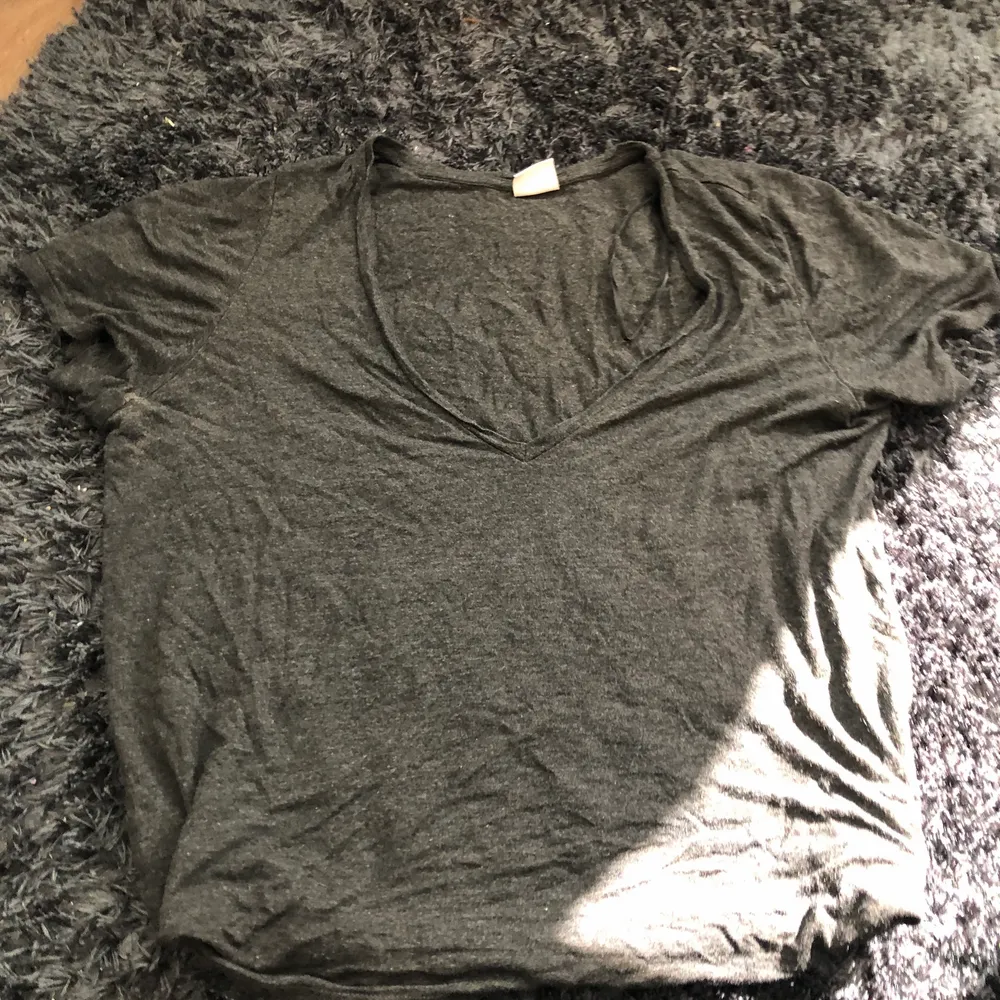 En mörk grå t-shirt från ginatricot. T-shirts.