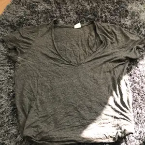 En mörk grå t-shirt från ginatricot