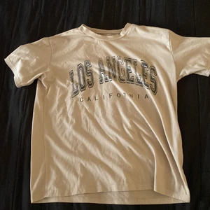 SHEIN står inte storlek  - Skulle kunna tänka mig att den är i Storlek medium. Väldigt skönt matrial