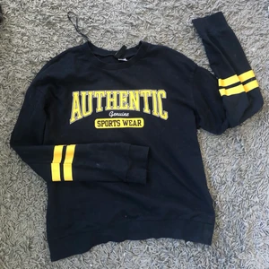Sweatshirt - Säljer denna fina sweatshirt jag köpte på h&m för flera år sen. Vet ej exakt storlek men passar mig som har storlek xs/s. Använd många gånger men i bra skick. Kom privat vid frågor eller intresse. 