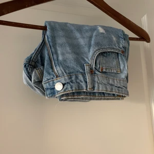Jeansshorts från H&M  - Fina löst sittande jeansshorts från H&M. Är absolut öppen för prisförslag, kan mötas upp i Stockholm och det är bara att skriva för fler bilder!!
