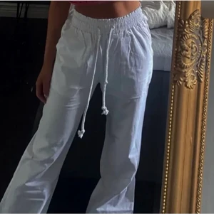 Linnebyxor  - Jättesnygga linnebyxor från Anastasia, köpta här på plick men använda ett fåtal gånger. Är 172cm lång och byxorna passar mig bra, skulle även passa någon som är lite kortare då man kan vika upp dem💞