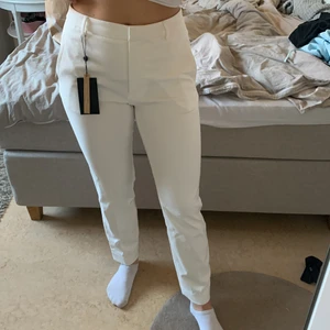 Vita kostymbyxor - Storlek 38 säljer för att dom är lite för stora för mig i midjan men det är bra längd och jag är ca 163 lång 