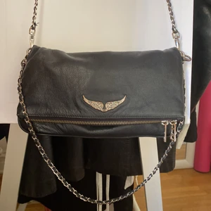 Zadig & Voltaire medium size väska ☀️ - Här har ni favorit väskan! Otroligt snygg och lätt väska samt mycket förvar🙏🏼  Använd som den ska men inte utsliten! :)