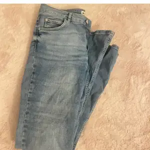 Jeans från Gina i modellen bootcut. Använda 2 gånger så dom är som nya! I storlek m nypris var 400