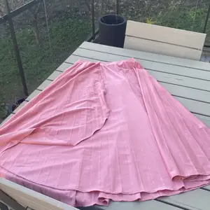 Fin rosa omlottkjol köpte i Estland. Skjönt matrial. Inga skador sr 38