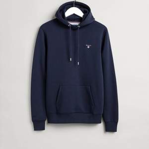 Mörkblå gant hoodie i storlek L, original pris 999kr, mellanstor logo över vänstra bröstet. bra skick. (du står för frakt)