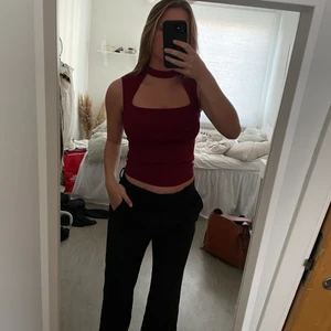 Vinröd stickad topp - Vinröd stickad topp från zara som är helt oanvänd men har tyvärr inte kvar prislappen. Helt slutsåld på hemsidan och väldigt populär. Eftersom många varit intresserade blir det budgivning!😊