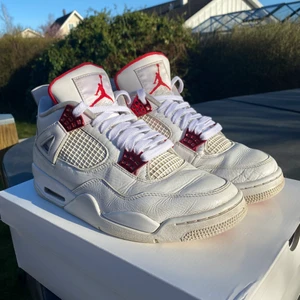 Jordan 4 metllaic red - Jordan 4 metallic red , storlek 43 , skick 6 eller 7 av 10. Replecement snören som används. Og låda finns pris 2999kr 