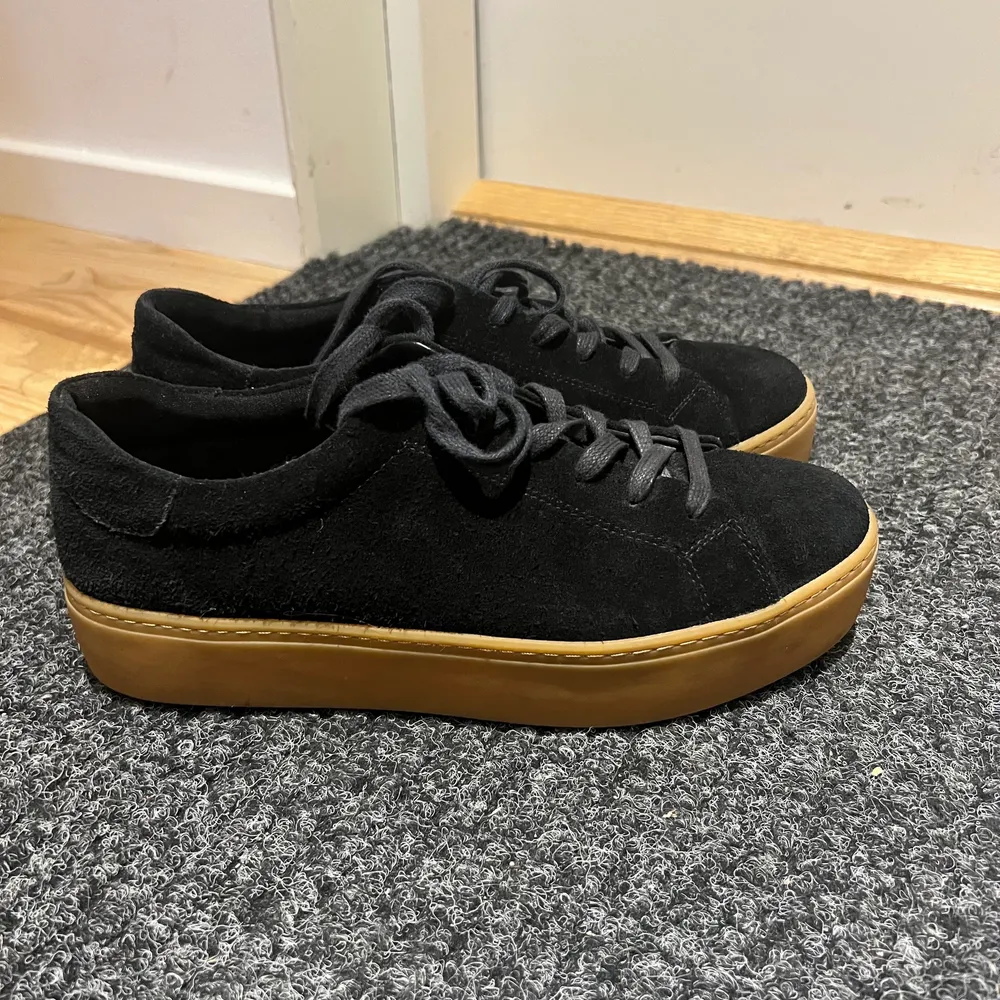 Ett par oanvända sneakers från Vagabond som är i mocka. Sulan är lite högre och ger en coolare vibe! Skorna är nästintill oanvända och har inga tecken på användning. Jag köpte de för 999kr. . Skor.