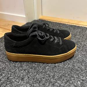 Ett par oanvända sneakers från Vagabond som är i mocka. Sulan är lite högre och ger en coolare vibe! Skorna är nästintill oanvända och har inga tecken på användning. Jag köpte de för 999kr. 