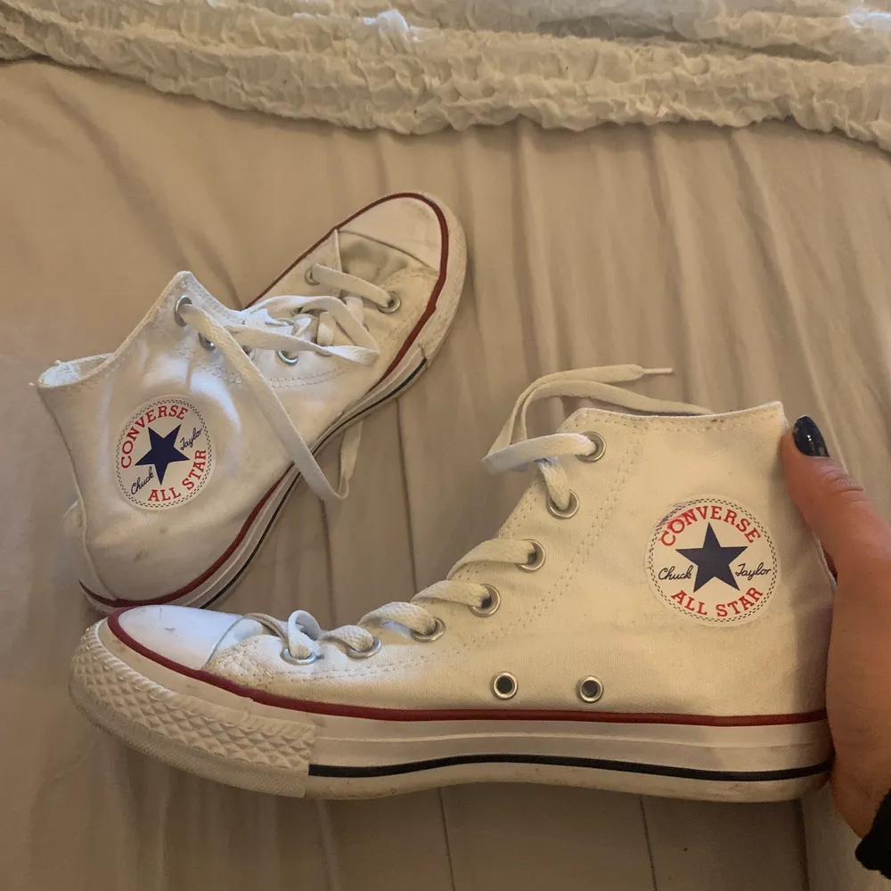 Superfina converse, dom är väll använda därav lite smutsiga men annars i fint skick, dom är äkta, de är storlek 38 men passar mig som har 38/39🤍 köparen står för frakten. Skor.