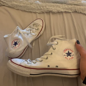 Converse - Superfina converse, dom är väll använda därav lite smutsiga men annars i fint skick, dom är äkta, de är storlek 38 men passar mig som har 38/39🤍 köparen står för frakten