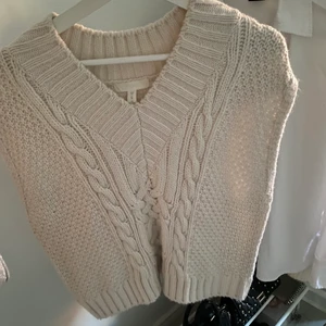 vit ”väst” - Säljer den här jättefina vita ”västen” som inte kommer till användning längre 