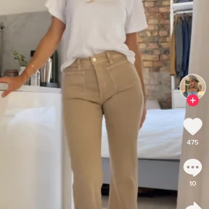 Bootcut beiga jeans Mango  - Säljer mina beiga mango jeans i storlek 36 på grund av lite stora för en med storlek 34. De har sjukt snygg färg och är bootcut. Endast använda en gång.