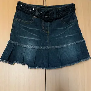 Säljer denna snygga jeans kjol med skärp. Den är bekväm och super snygg! Har använts ett antal gånger men är i toppen skick! Passar både XS och S! Kan skicka fler bilder vid förfrågan. Priset kan diskuteras. (Köp 3 plagg betala för 2) 