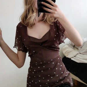 Brun prickig mesh topp 🌞🌞 - Säljer den här kortärmade bruna mesh toppen med vita prickar. för stor för mig men den har två snören som man kan knyta för att göra den tajtare. 💫Storlek L men eftersom att man kan knyta den passar den XS-M. Kontakta vid intresse 💘 TRYCK INTE PÅ KÖP NU 