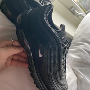 Nike air Max 97 - Säljer mina Sjukt snygga Nike air Max 97or för dom är lite för små för mig. Har bara använt dom 2 gånger så dom är som nya. Köpte dom för 2045kr.  
